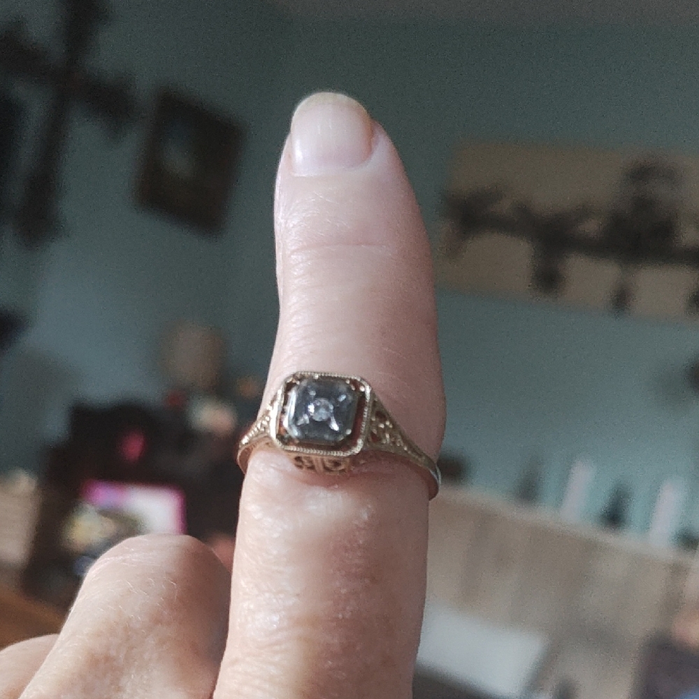 Gold Ring - Picture 3 of 10